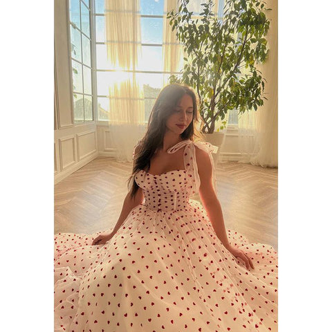 Vestido de fiesta largo de tul fruncido con escote en A y ramo de corazones