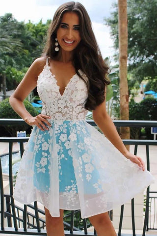 Robe de rentrée bleu ciel à col en V et coupe trapèze ornée d'appliqués