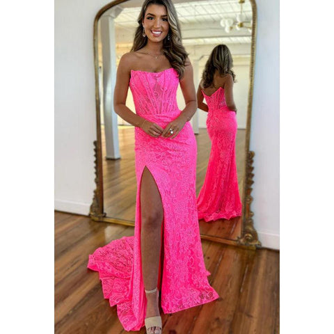 Elegante y lujoso vestido de fiesta sin mangas con hombros descubiertos y abertura lateral con apliques de trompeta