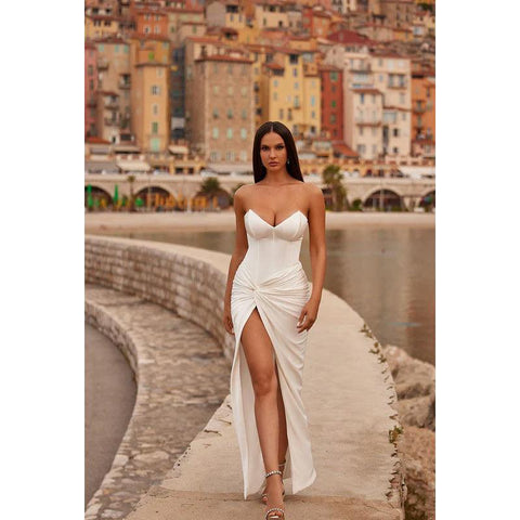 Robe de bal longue en satin froncé, décolleté en V, sans bretelles