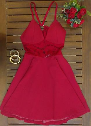 Vestido blanco sencillo de corte A, escote en V, tirantes finos y espalda en X para baile de bienvenida