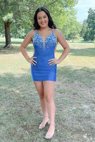 Elegante vestido corto rosa fucsia de tirantes finos con pedrería para baile de bienvenida.