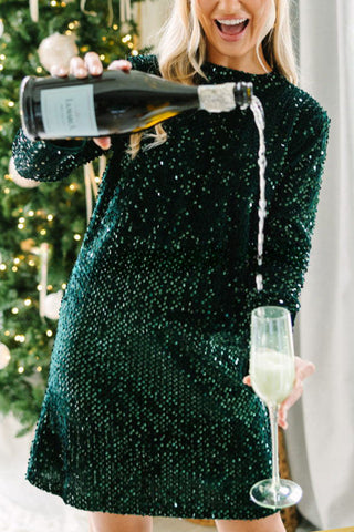 Vestido corto de manga larga estilo camisero con lentejuelas y luces de la ciudad