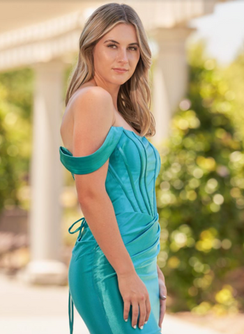 Vestido corto de satén estilo tubo con hombros descubiertos para baile de bienvenida