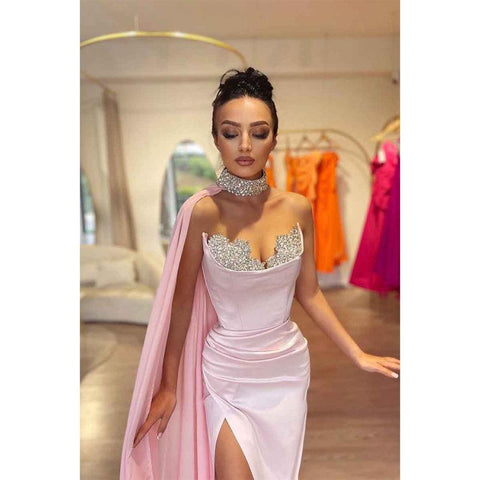 Robe de soirée noire élégante à col montant et fente