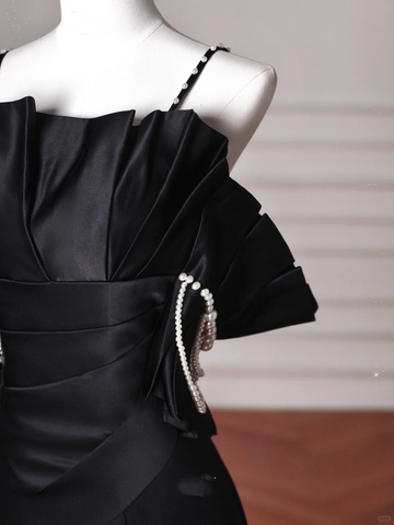 Robe de soirée sirène élégante en satin noir à fines bretelles spaghetti et épaules dénudées, modèle Y8641