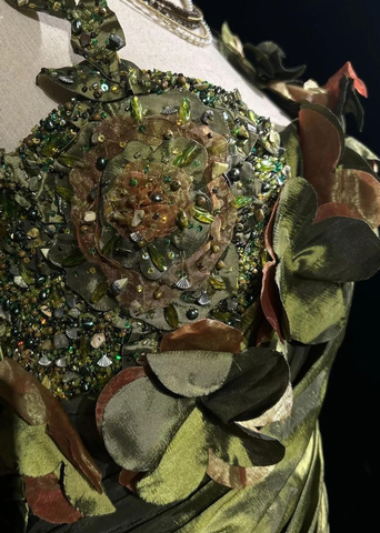 Vestido de noche vintage verde oscuro con escote irregular, satén, cuentas y corte sirena fruncido, modelo Y8560