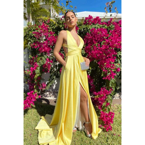 Vestido de fiesta de corte A con escote en V profundo, tirantes cruzados y abertura