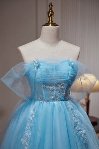 Robe de bal courte en tulle bleu à épaules dénudées et ornée de perles et d'appliqués