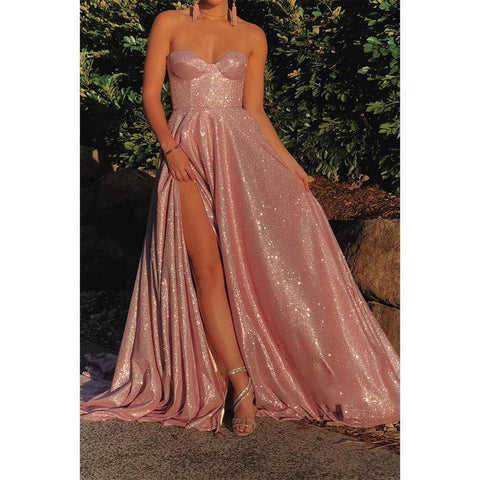 Vestido de fiesta rosa con abertura y pierna alta y escote corazón con purpurina