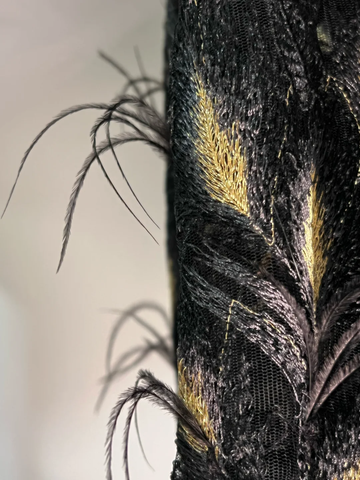 Robe de bal de soirée élégante en tulle noir, soie dorée et plumes, coupe trapèze, référence Y8652