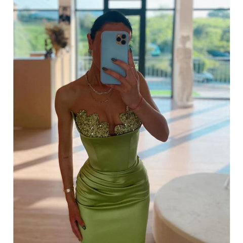 Robe de bal longue plissée en satin à col en V et fourreau 