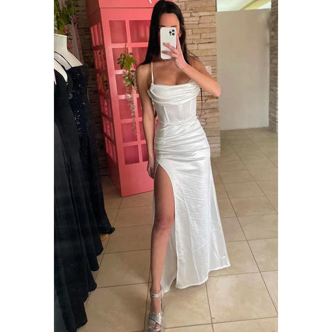 Vestido clásico de fiesta de noche con tirantes finos, abertura lateral y corte tubo/columna