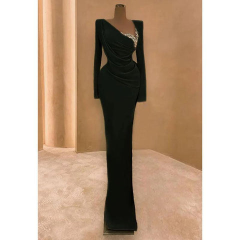 Robe de bal longue noire à plis perlés et col en V, coupe fourreau/colonne 