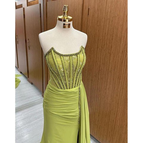 Vestido de noche largo formal con abertura y cuentas, sin tirantes y corte tubo/columna 