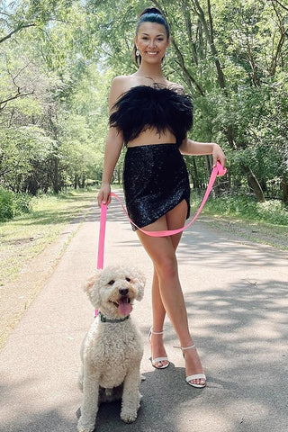 Robe de bal courte noire deux pièces sans bretelles avec plumes