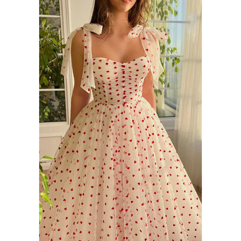 Vestido de fiesta largo de tul fruncido con escote en A y ramo de corazones