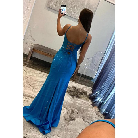 Vestido de fiesta largo azul con escote en V, tirantes y cuentas, con aberturas.