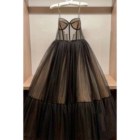 Robe de bal à bretelles spaghetti et décolleté en cœur