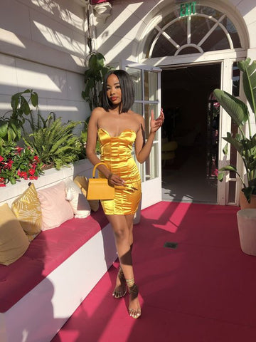 Vestido corto amarillo sin tirantes para baile de bienvenida Y1954