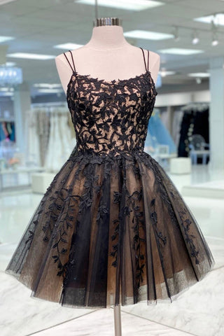 Robe de bal courte en tulle noir à fines bretelles et appliques