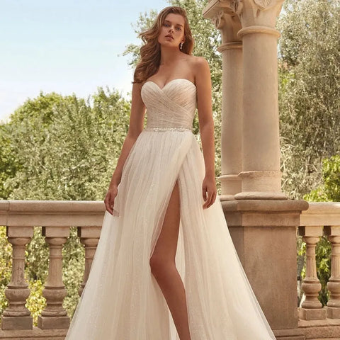 Vestidos de novia sexys con escote corazón, sin tirantes, modernos, con espalda descubierta, cola de capilla y tul. Vestidos de novia 2022