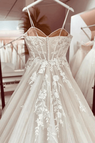 Robe de mariée princesse en dentelle, robe de mariée 2024, robe de mariée à bretelles spaghetti et traîne chapelle en tulle champagne