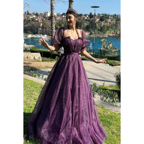 Robe de soirée élégante et spectaculaire, coupe trapèze, manches courtes, épaules dénudées, tulle scintillant