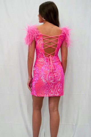 Robe fourreau tendance violette courte à épaules dénudées avec plumes, idéale pour un bal de promo.