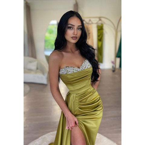 Robe de soirée longue en satin froncé, bustier et perles, coupe fourreau