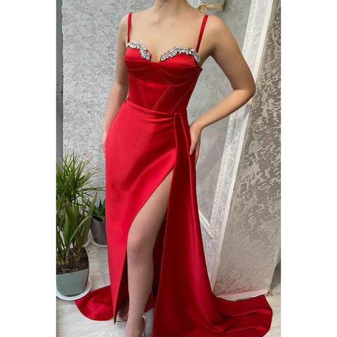 Robe de bal longue rouge à bretelles spaghetti et perles 
