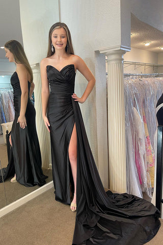 Robe de bal longue à plumes