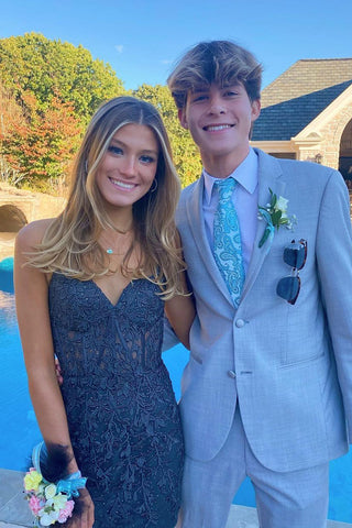 Vestido de fiesta de corte recto con escote corazón y corsé ligero con apliques