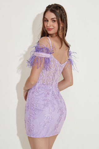 Vestido de fiesta lavanda con hombros descubiertos y plumas