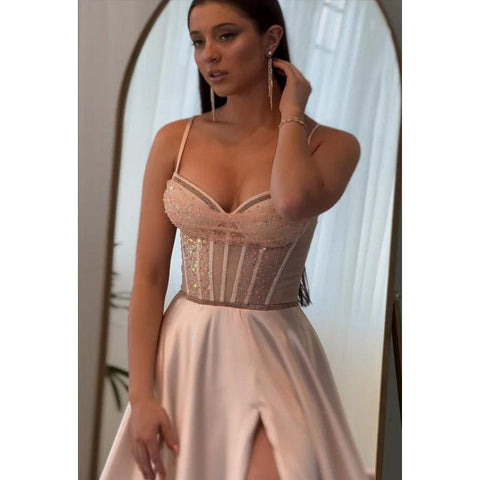 Hermoso y encantador vestido formal de fiesta con abertura y tirantes finos en forma de A