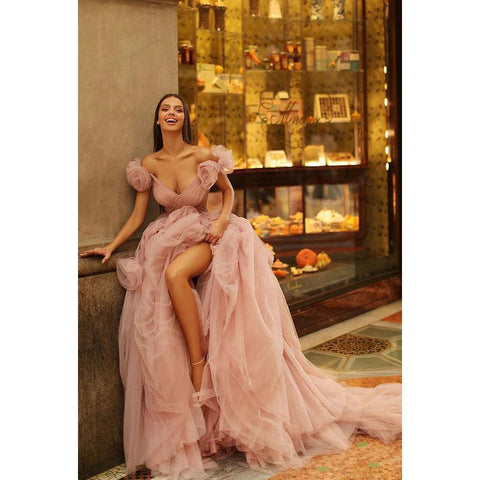 Vestido formal de noche con escote en V, fruncido y flores, de tul y hombros descubiertos