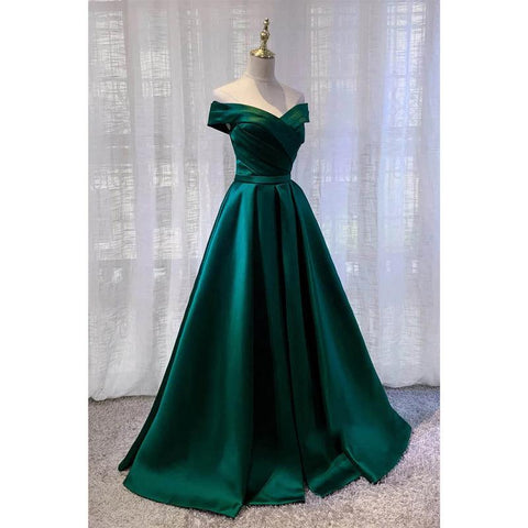 Robe longue plissée en satin vert à épaules dénudées 