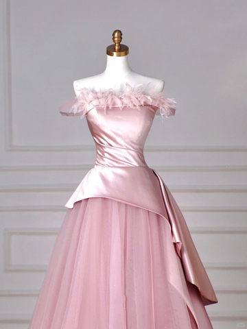 Elegante vestido de baile rosa de corte A con cuello de plumas, sin tirantes, de tul y satén (Y8629)