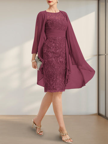 Vestido de novia de corte recto/columna, largo hasta la rodilla, de encaje y gasa, con escote ilusión, volantes en cascada y lentejuelas.