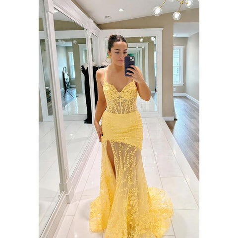 Elegante y lujoso vestido de fiesta de sirena con escote en V, tirantes finos y abertura lateral con apliques de encaje.