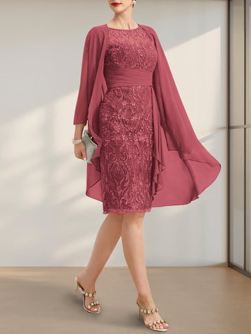 Vestido de novia de corte recto/columna, largo hasta la rodilla, de encaje y gasa, con escote ilusión, volantes en cascada y lentejuelas.