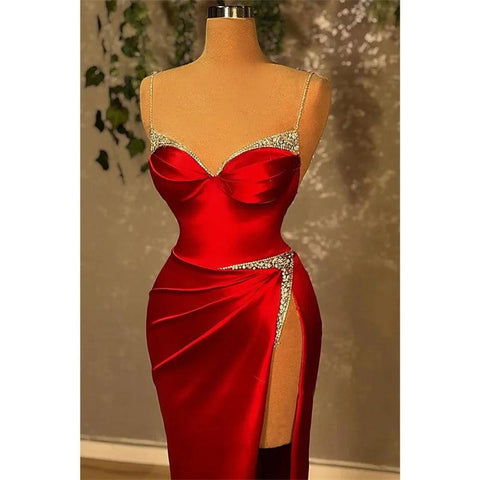 Robe de bal longue en satin rouge perlé à bretelles en cœur avec robes de soirée fendues 