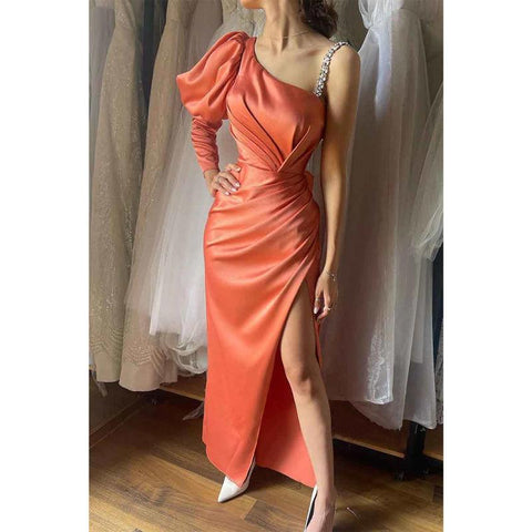 Robe de soirée longue à une épaule, manches longues, perles et fente 