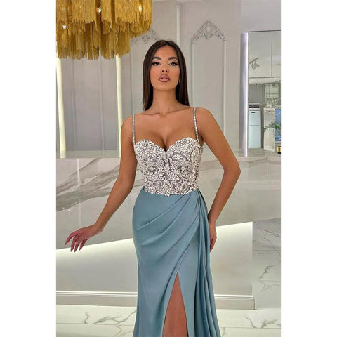 Vestido de noche largo con escote en forma de corazón, tirantes y cuentas