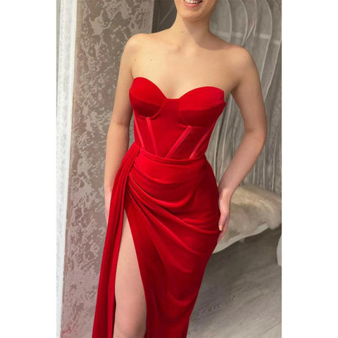 Vestido de noche formal largo rojo con escote en forma de corazón y abertura alta
