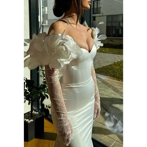 Hermoso y encantador vestido de fiesta formal de satén sin tirantes, de sirena, con mangas largas y flores