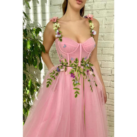 Robe de bal rose à bretelles spaghetti et décolleté en cœur avec applications 3D et poches 