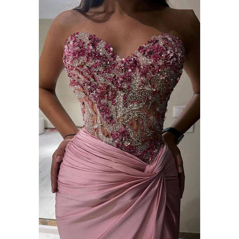 Vestido de fiesta elegante con apliques, corte tubo, hombros descubiertos, sin mangas y abertura lateral