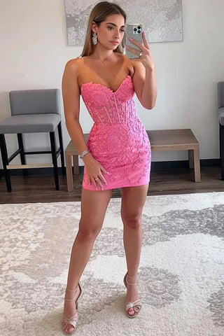 Vestido corto ajustado para baile de bienvenida con apliques