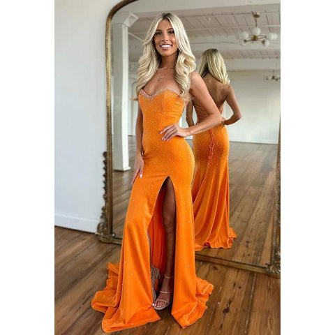 Vestido de noche largo de satén con escote corazón, sin tirantes, con cuentas y abertura